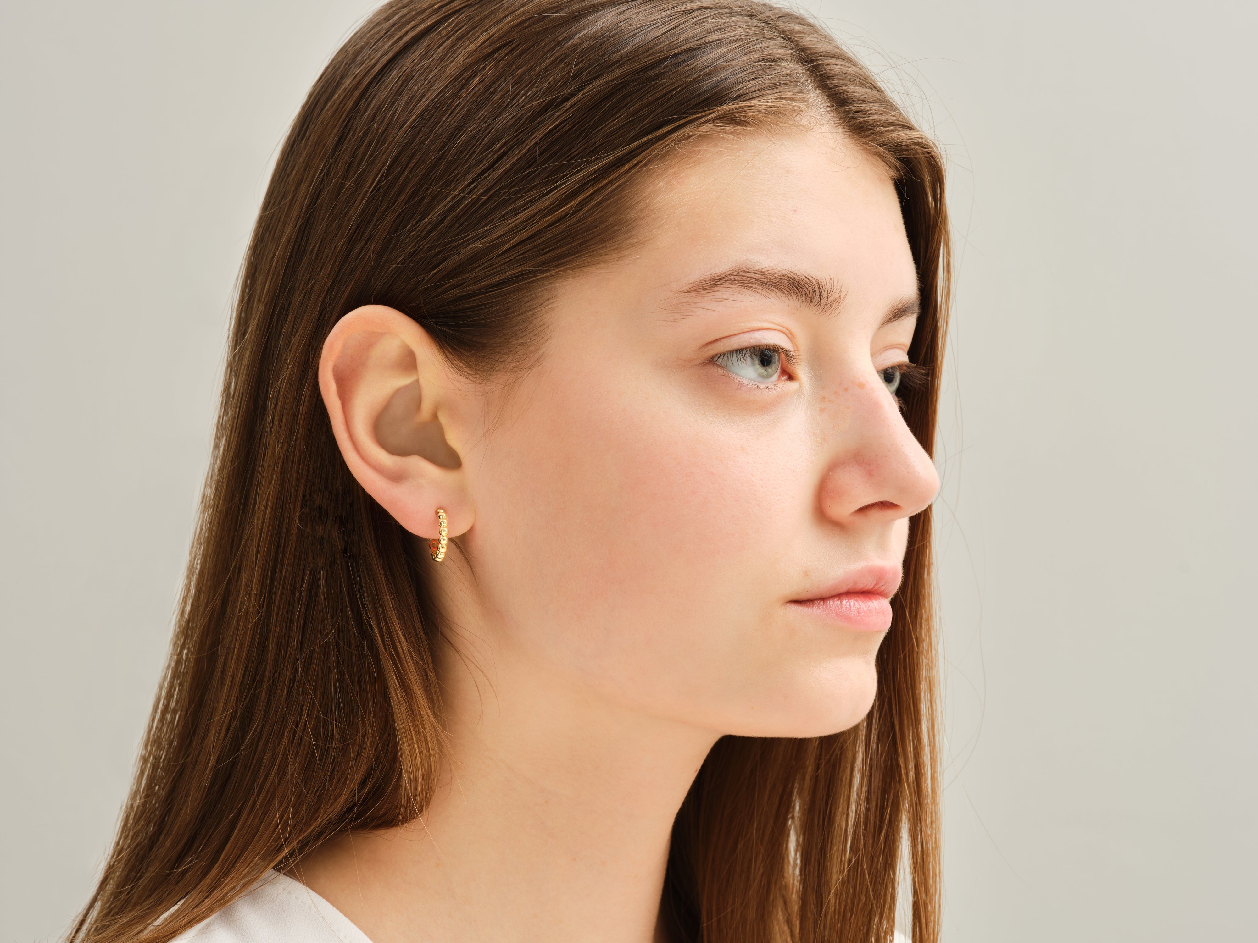 BOLD BEADED HUGGIE KÜPE