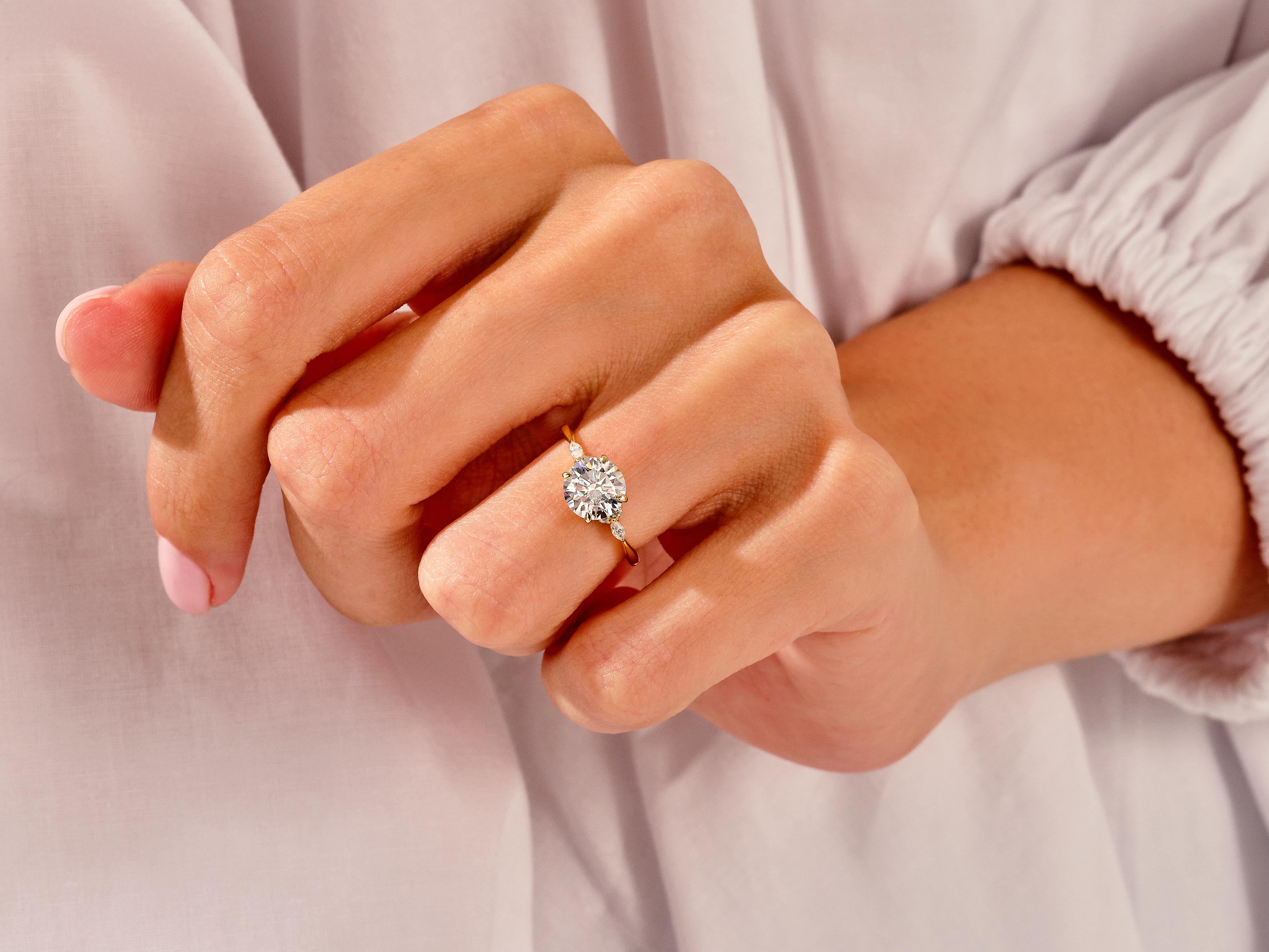 CLUSTER YAN TAŞLI YUVARLAK KESİM YÜZÜK