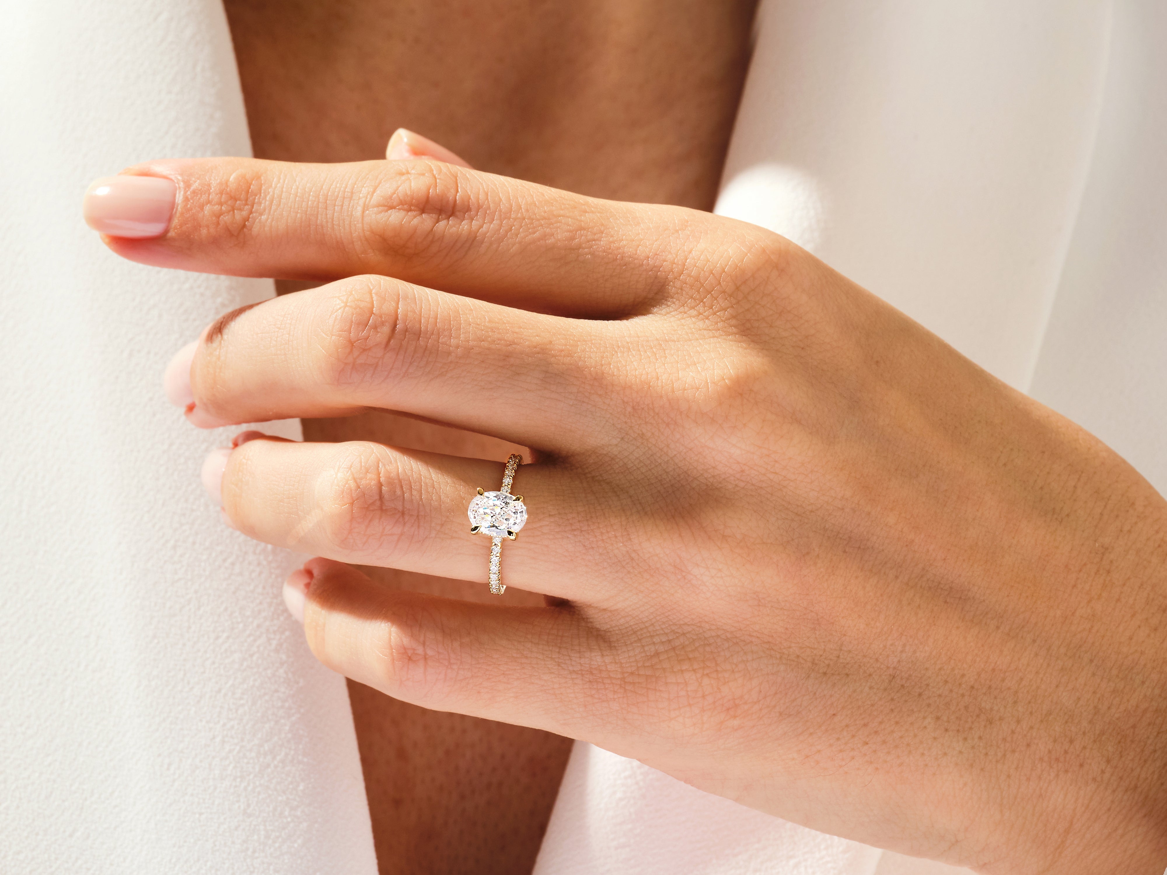 YAN TAŞLI GİZLİ HALO OVAL KESİM YÜZÜK