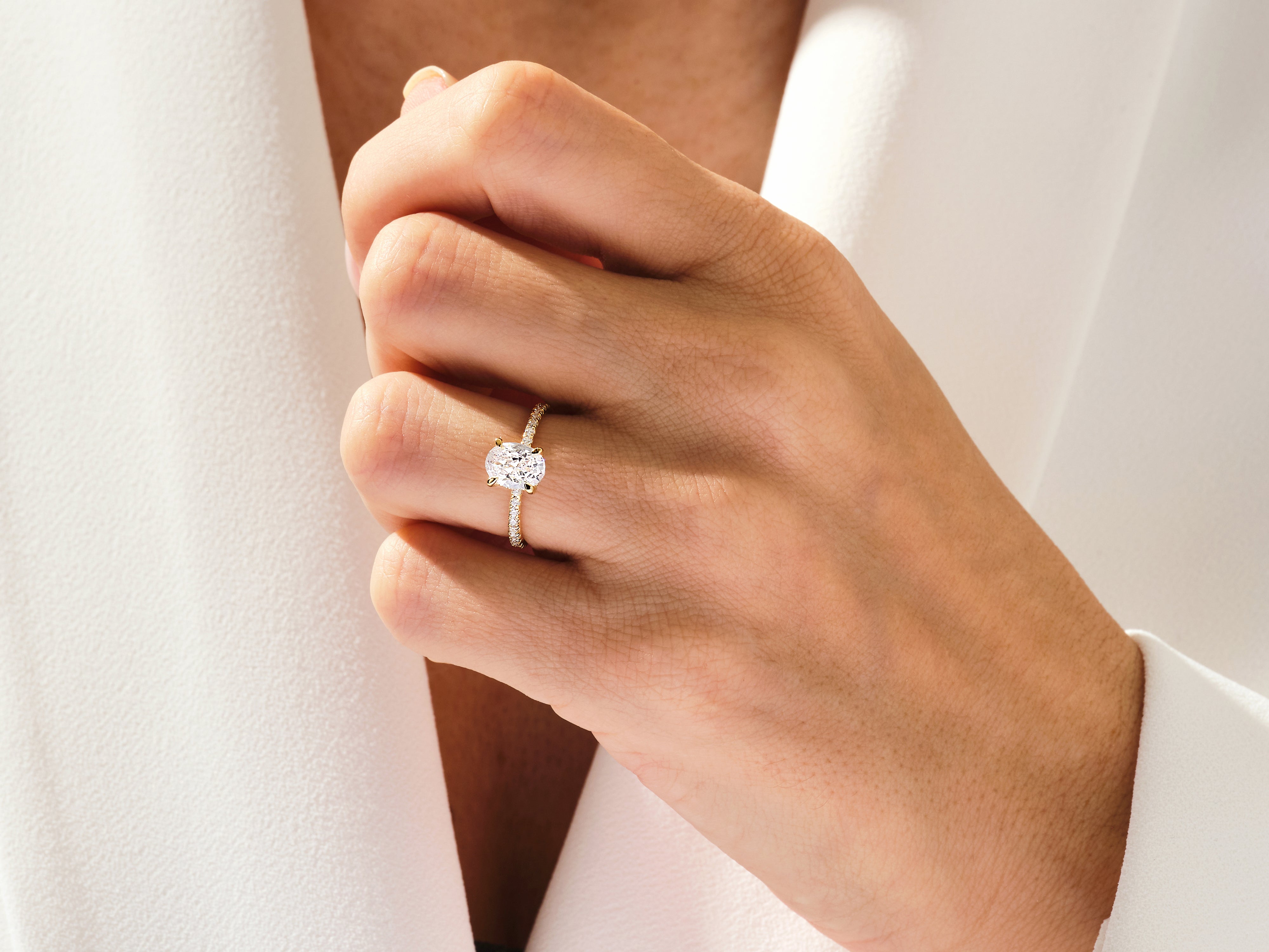 YAN TAŞLI GİZLİ HALO OVAL KESİM YÜZÜK