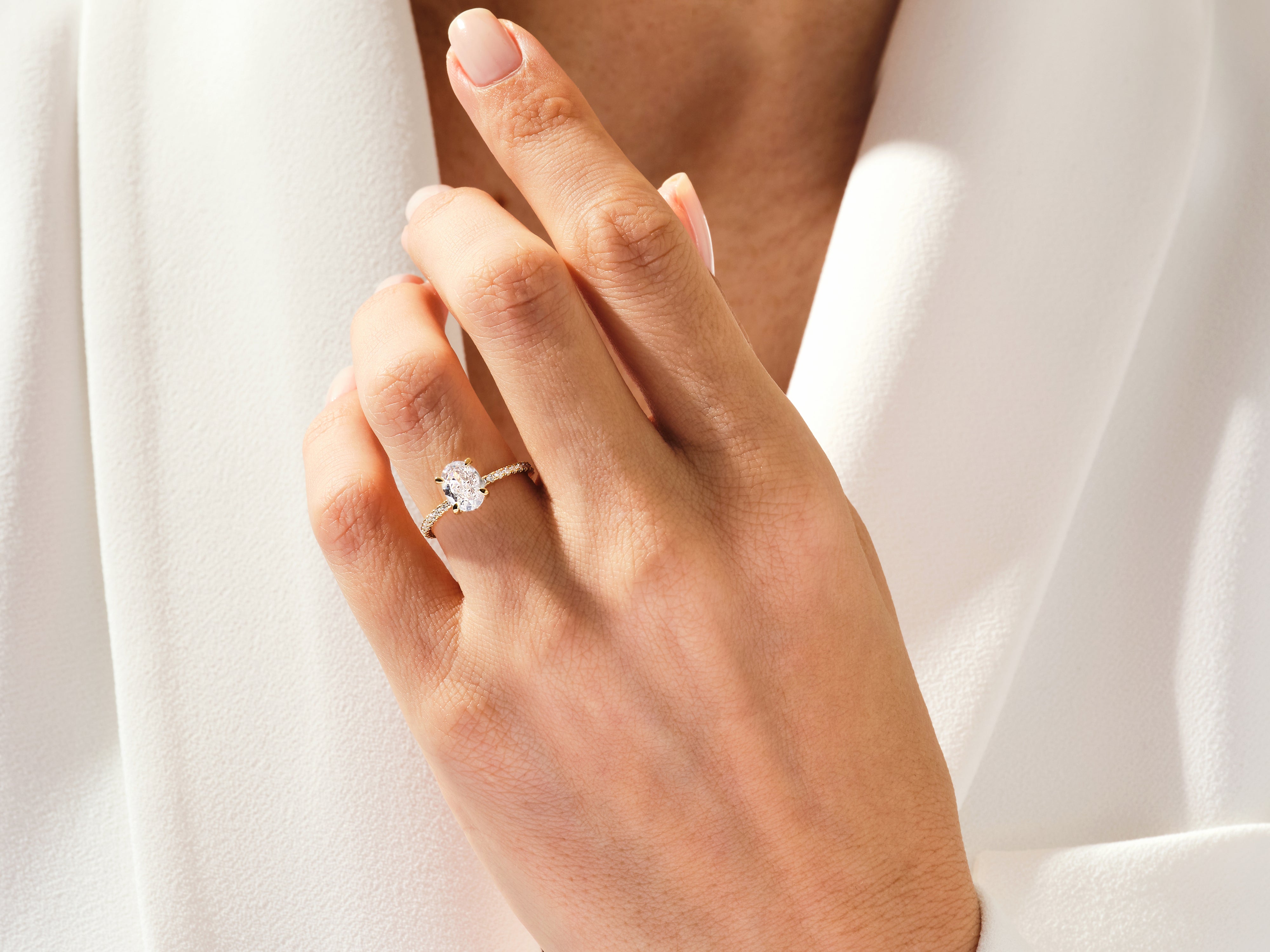 YAN TAŞLI GİZLİ HALO OVAL KESİM YÜZÜK