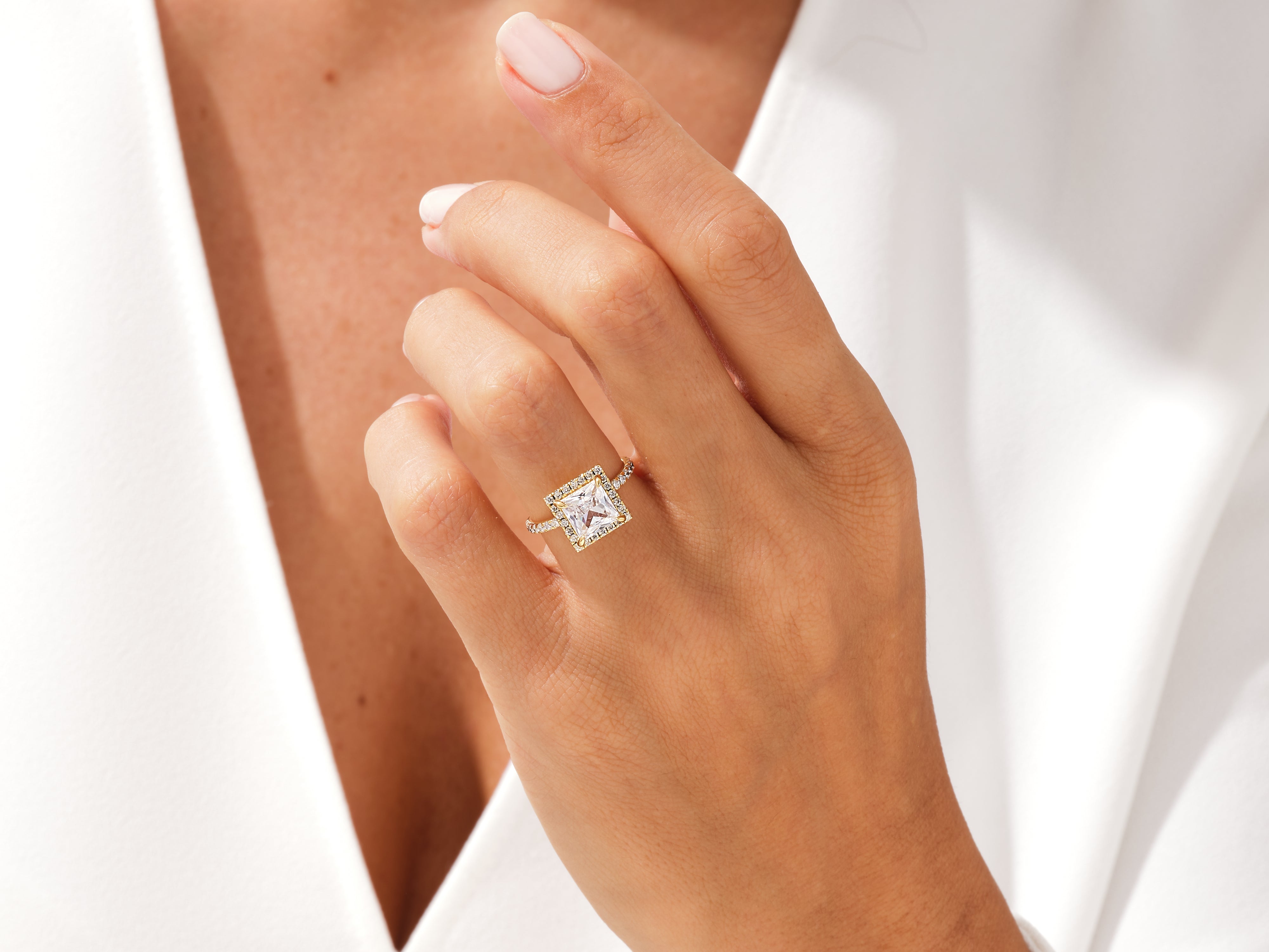 YAN TAŞLI PRENSES KESİM HALO YÜZÜK