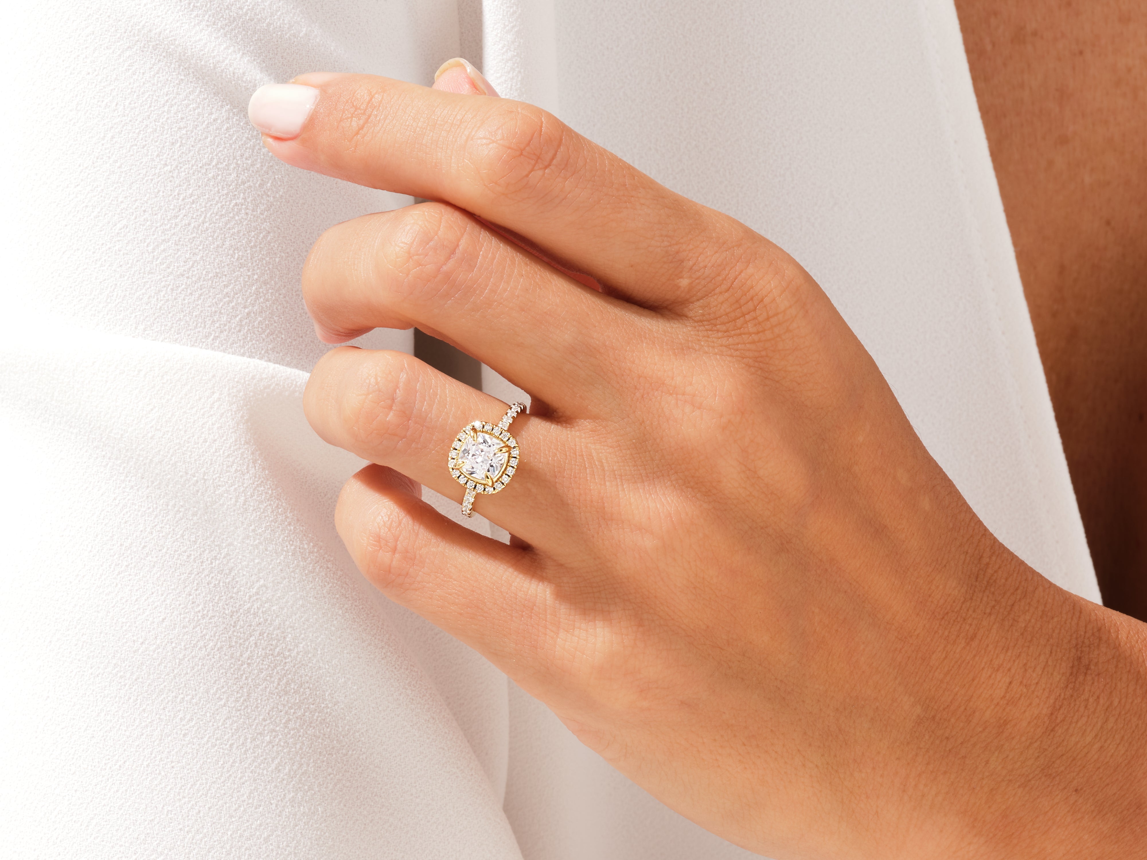 YAN TAŞLI CUSHION KESİM HALO YÜZÜK