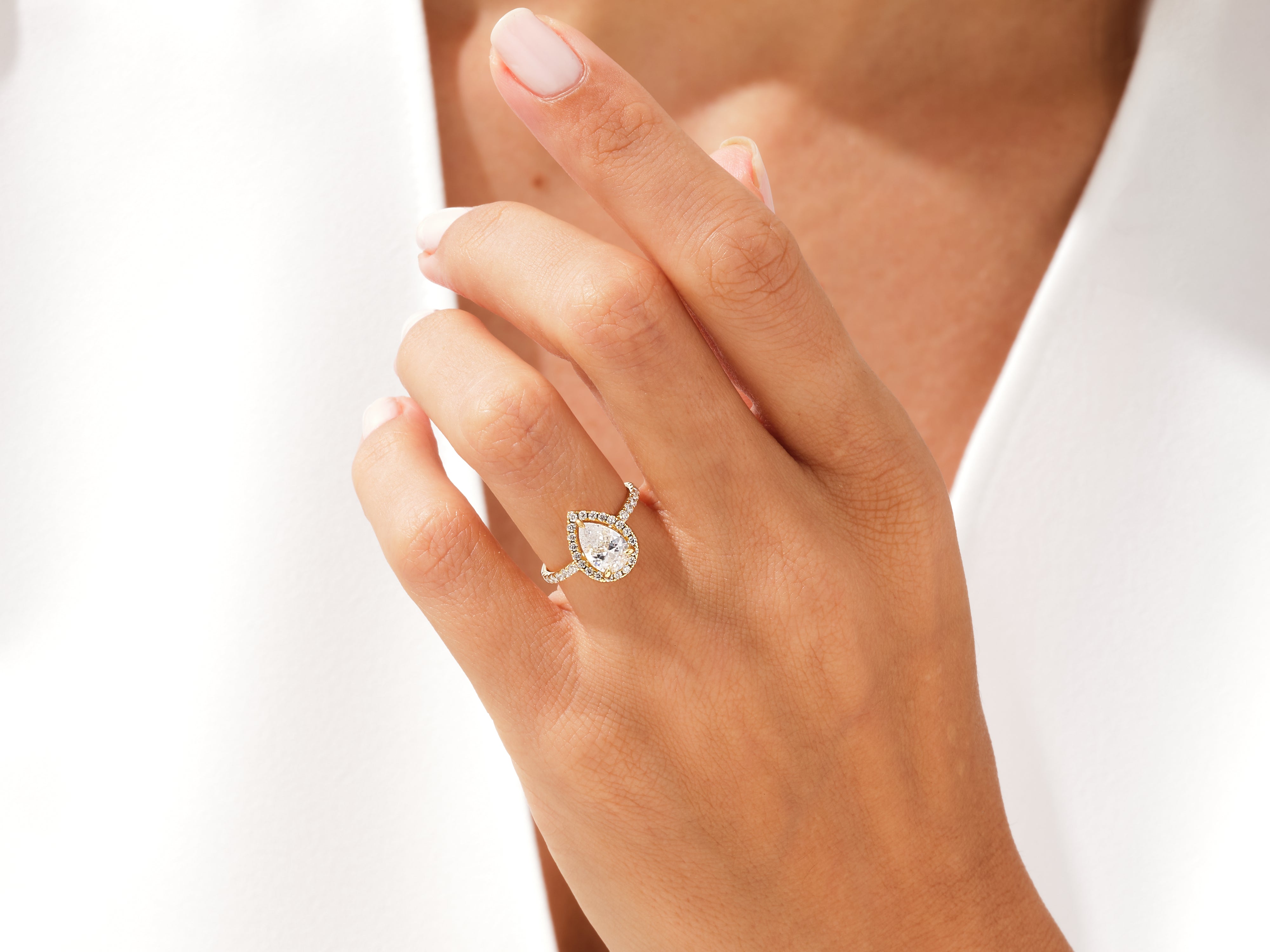 YAN TAŞLI DAMLA KESİM HALO YÜZÜK